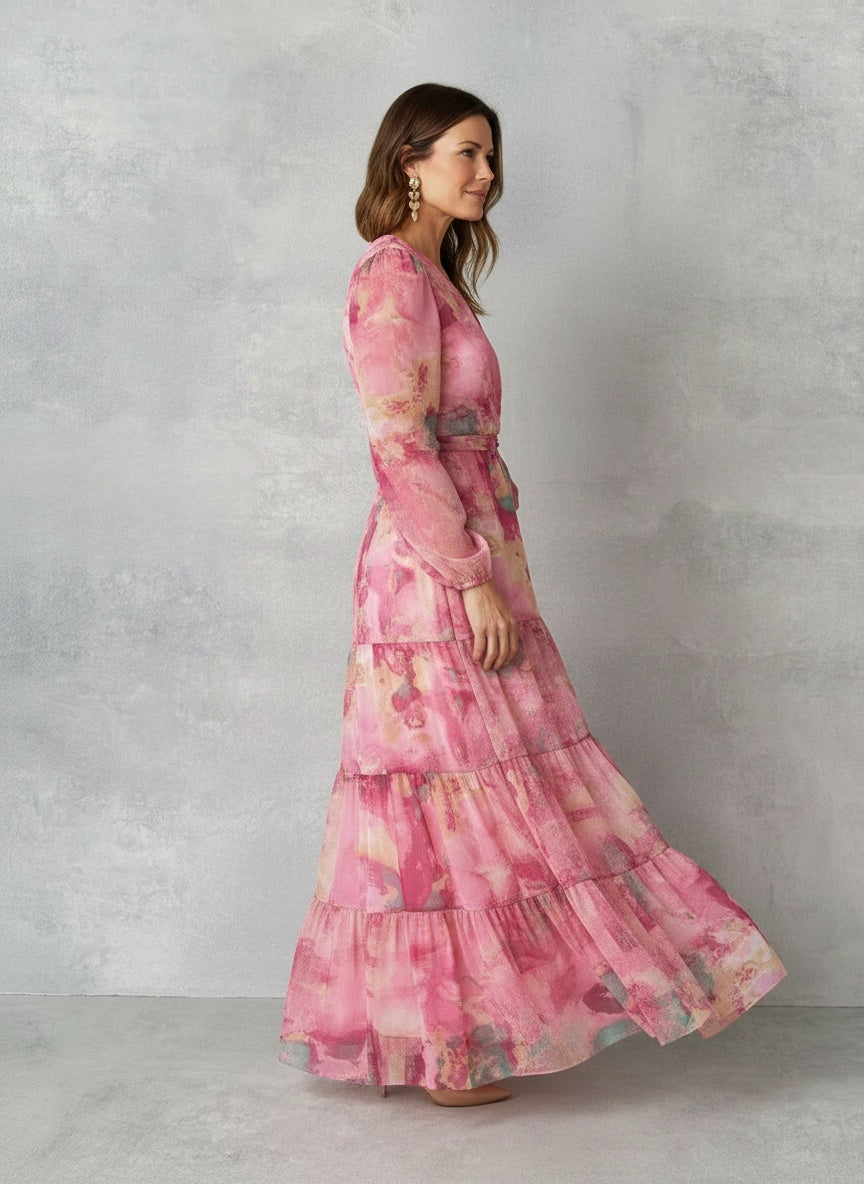 Side profile of the model wearing Maxi portefeuille jurk met bloemenprint en lange mouwen voor dames
