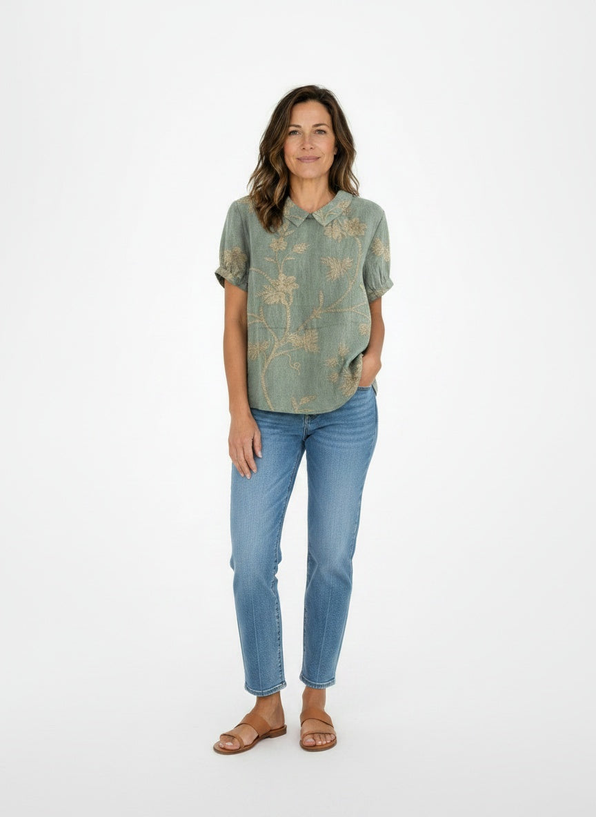 Full body view of the model wearing Vintage blouse met bloemenprint voor dames