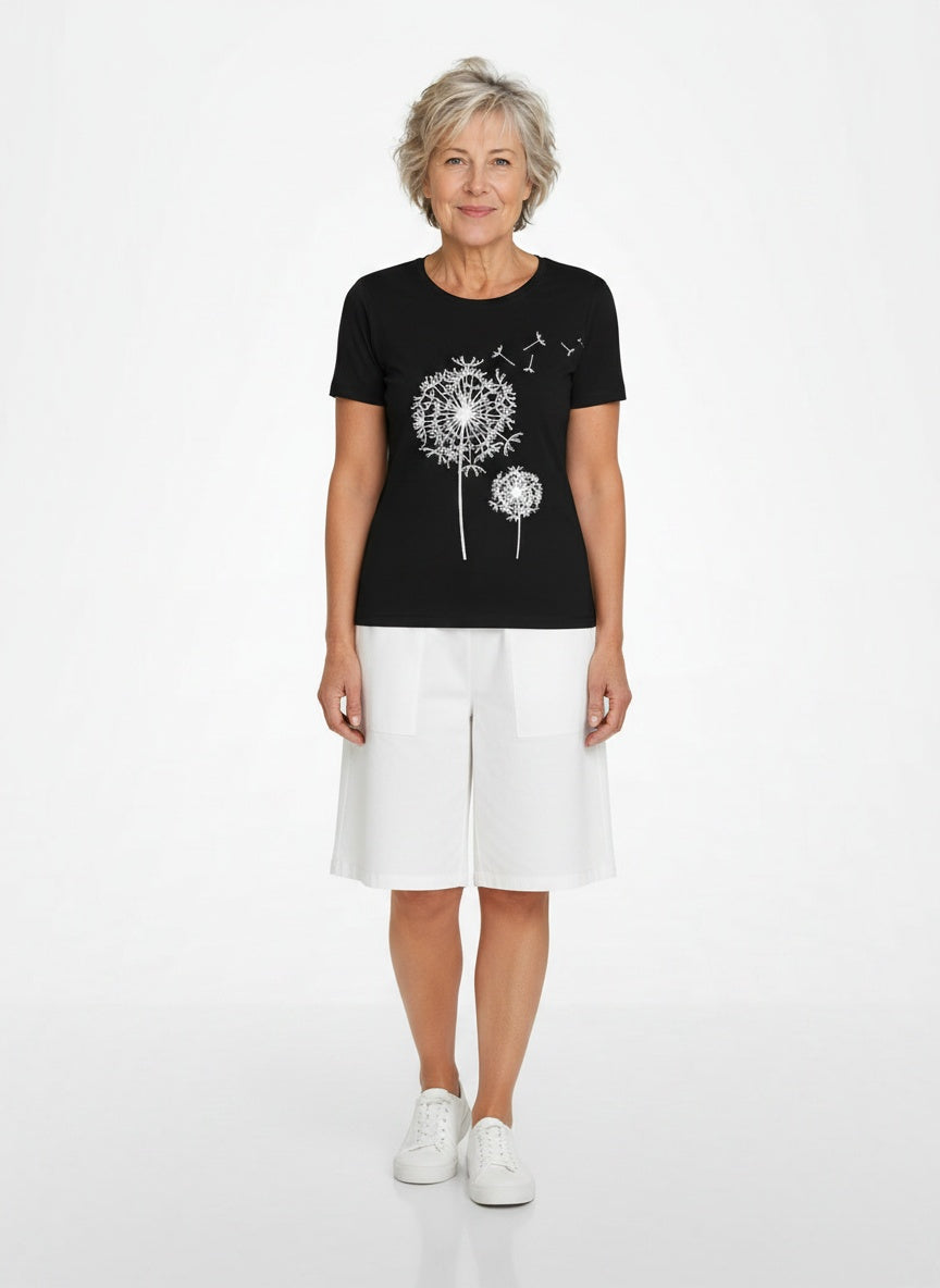 Full body view of the model wearing Zomer T-shirt met ronde hals en korte mouwen voor dames