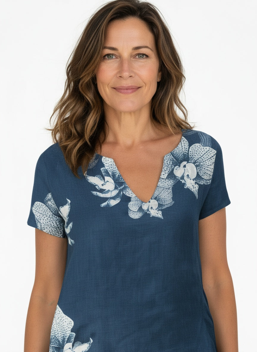 Close-up of the model wearing Mini zomerjurk met bloemenprint en korte mouwen voor dames