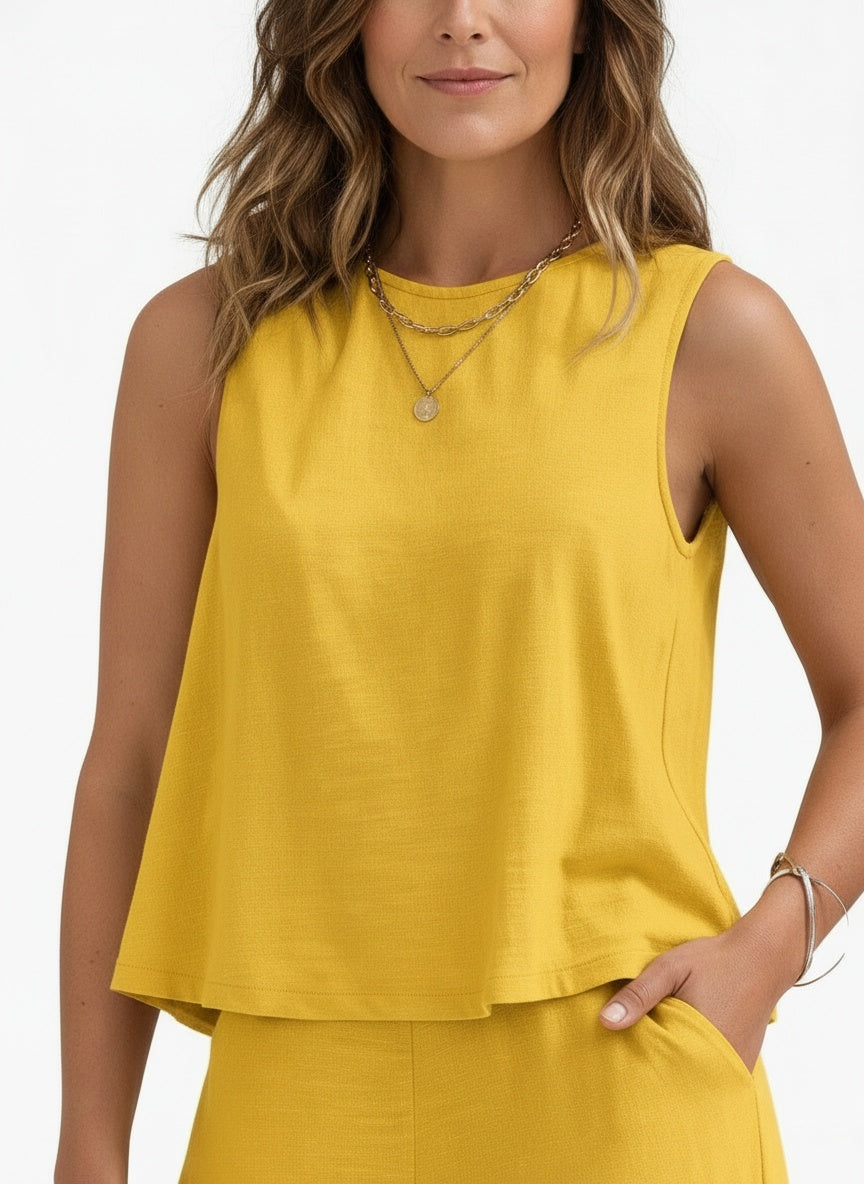 Close-up of the model wearing Yasmine – Twee-delige damesoutfit