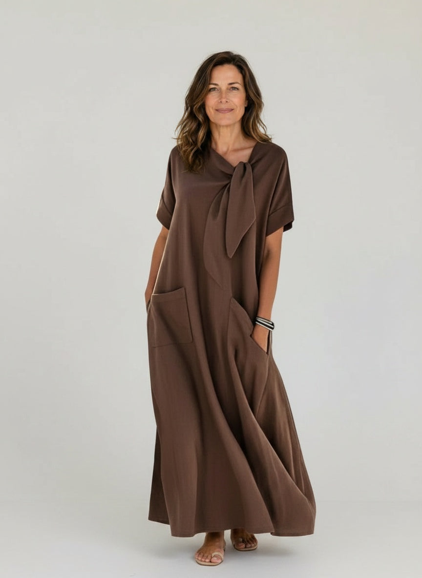 Full body view of the model wearing Elegante maxi-jurk voor de zomer met zakken voor dames