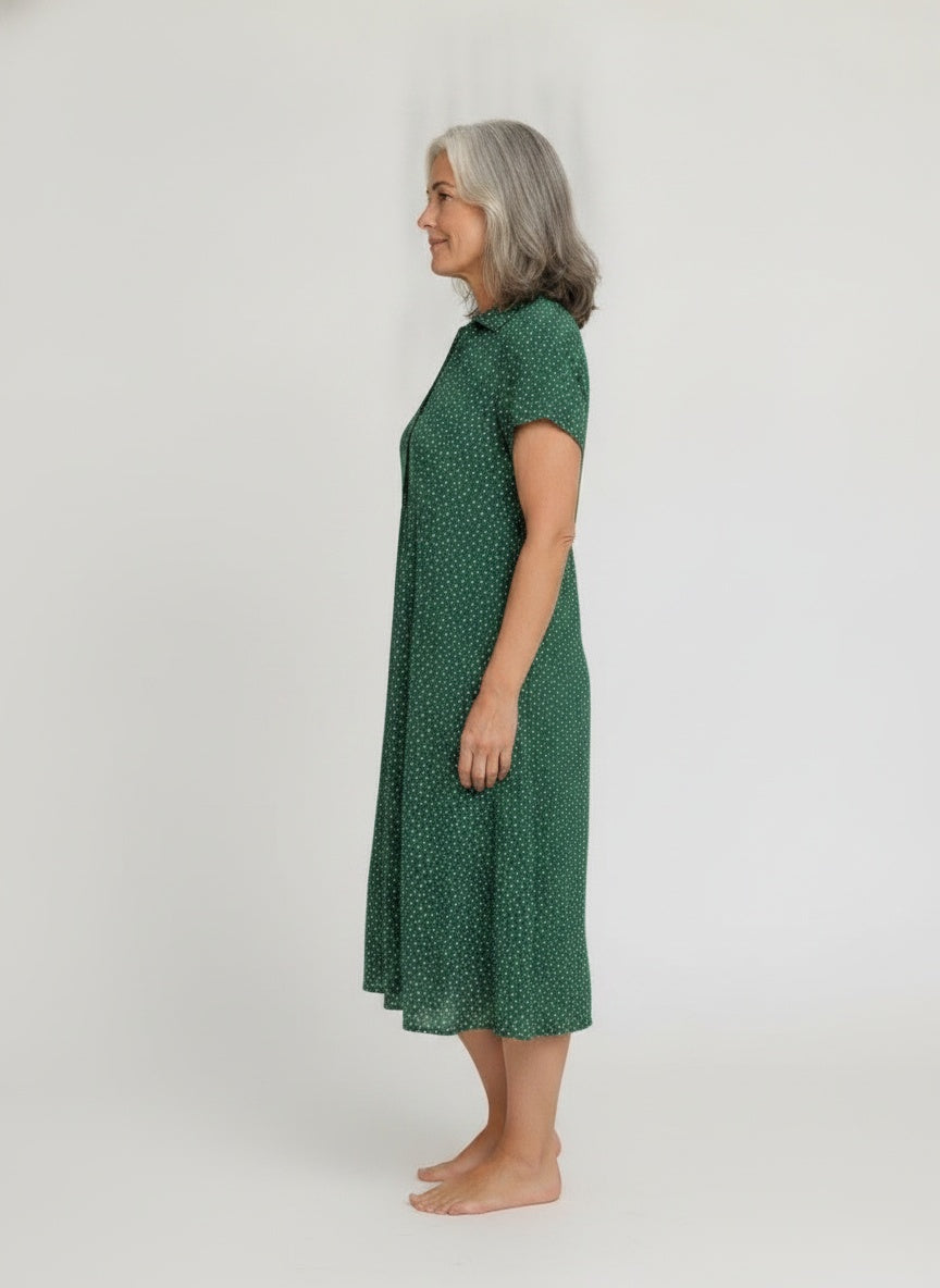 Side profile of the model wearing Midi overhemdjurk met korte mouwen voor dames