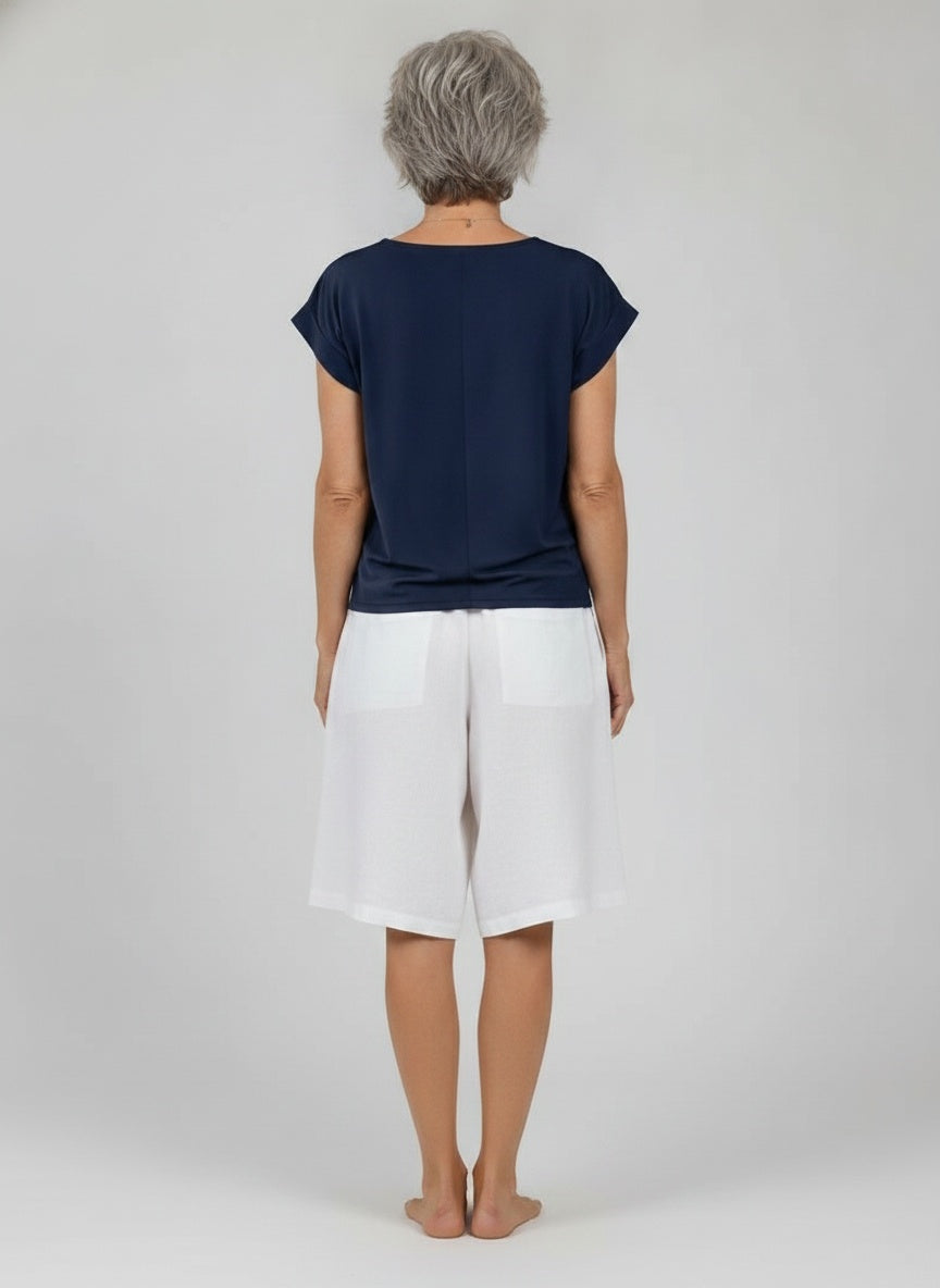 Back pose of the model wearing Elegante, vloeiende top voor dames in gemengde katoen met V-hals