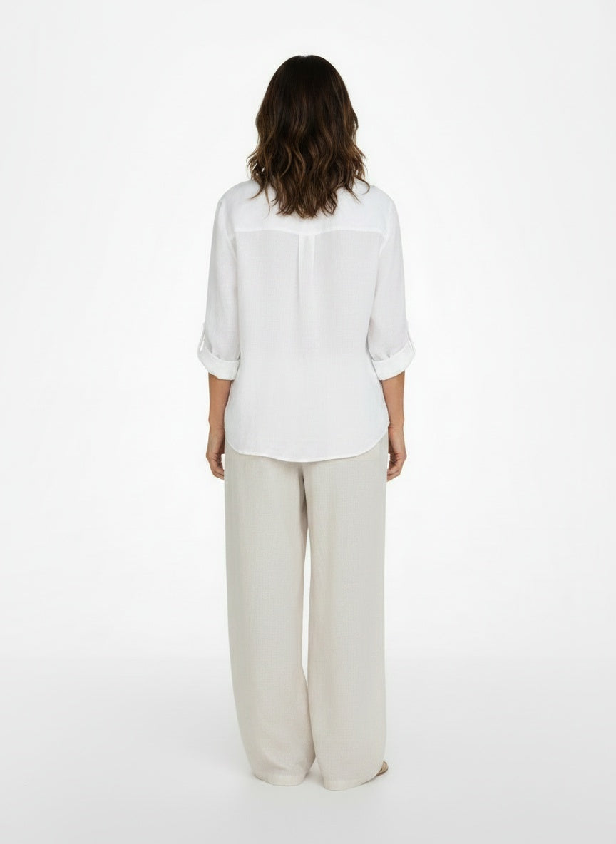 Back pose of the model wearing Elegante blouse van katoen-linnen