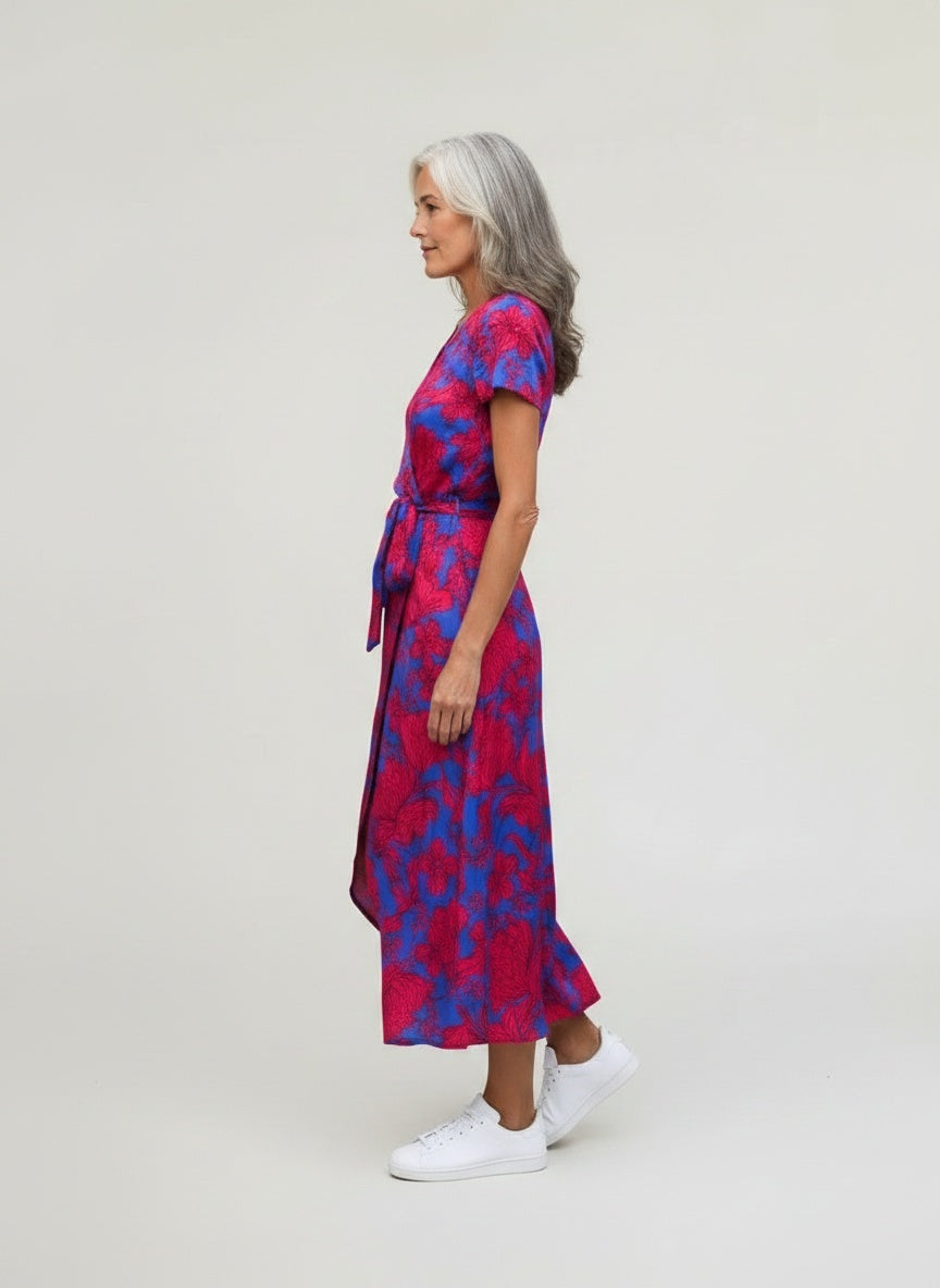 Side profile of the model wearing Midi portefeuille jurk met print voor dames