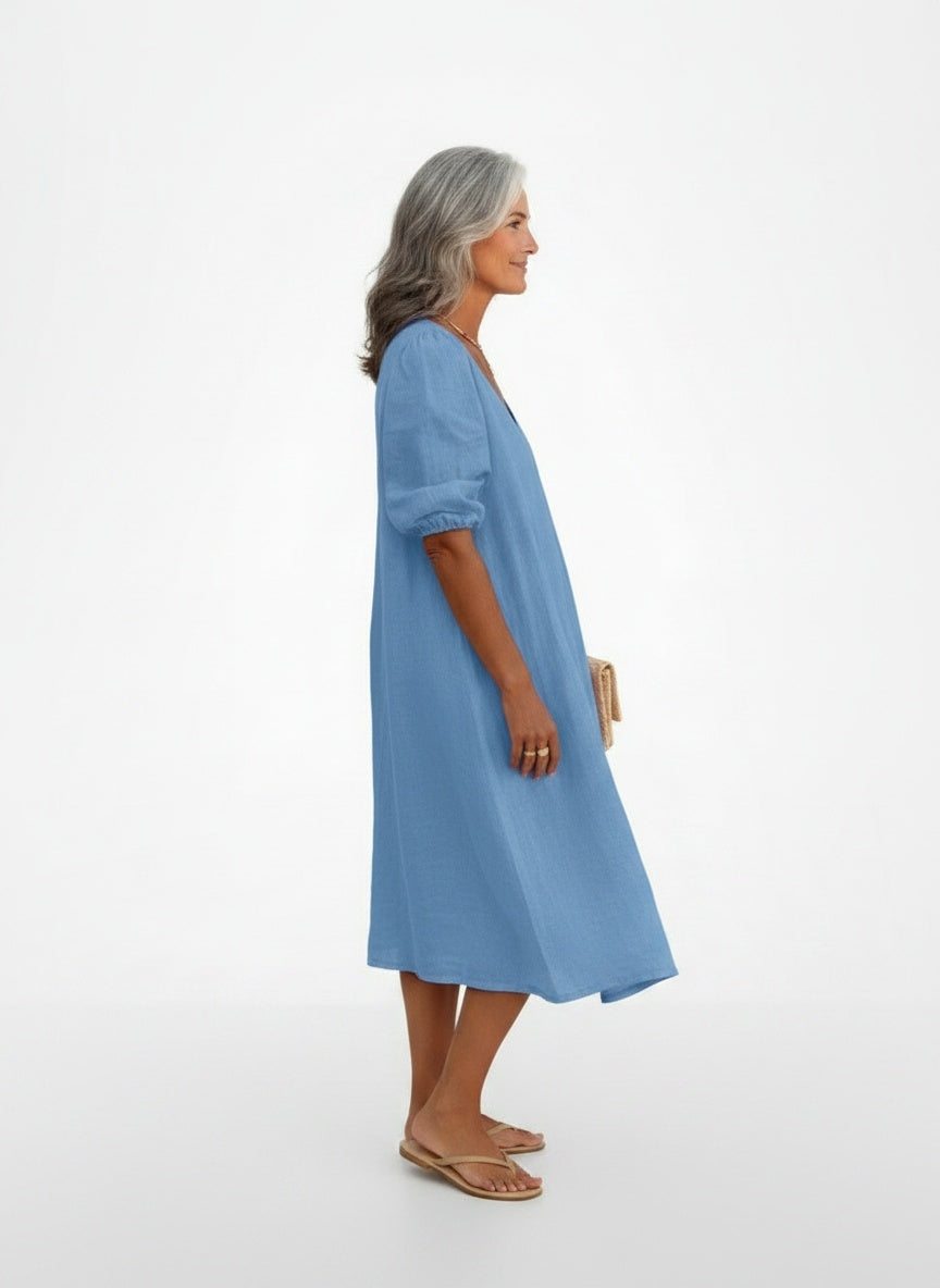 Side profile of the model wearing Agate – Rechte zomerjurk voor dames van linnen met V-hals en elegante frisheid