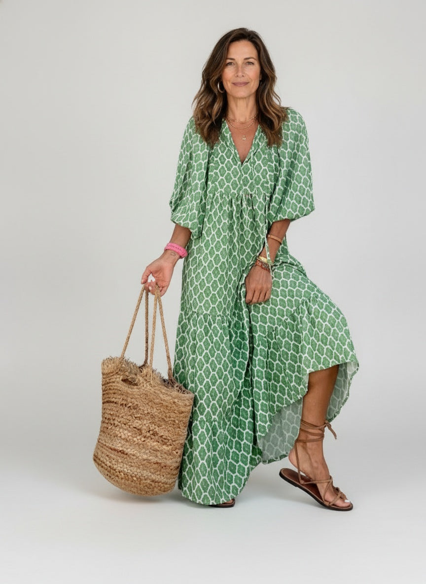 Full body view of the model wearing Maxi jurk met ruime rok voor dames