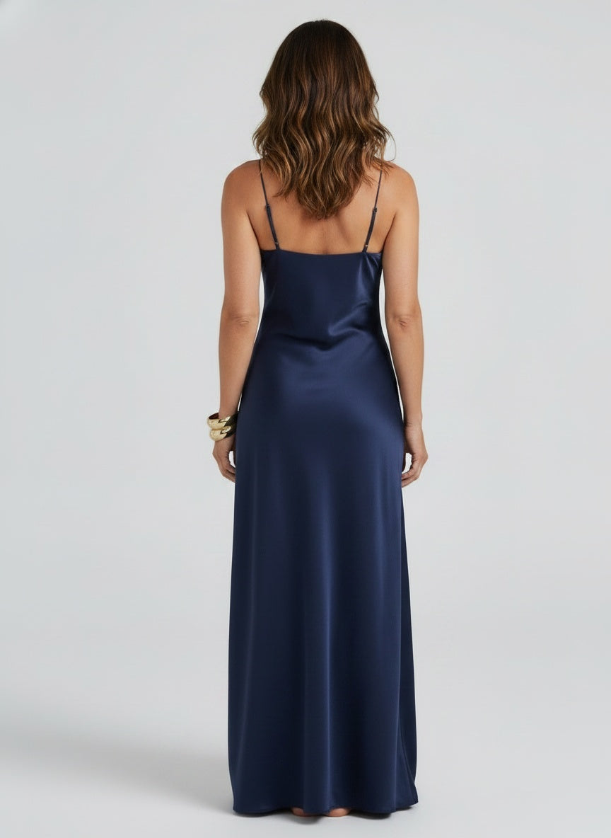Back pose of the model wearing Maxi avondjurk in marineblauw met fijne spaghettibandjes, hoge split en gerimpelde taille voor dames