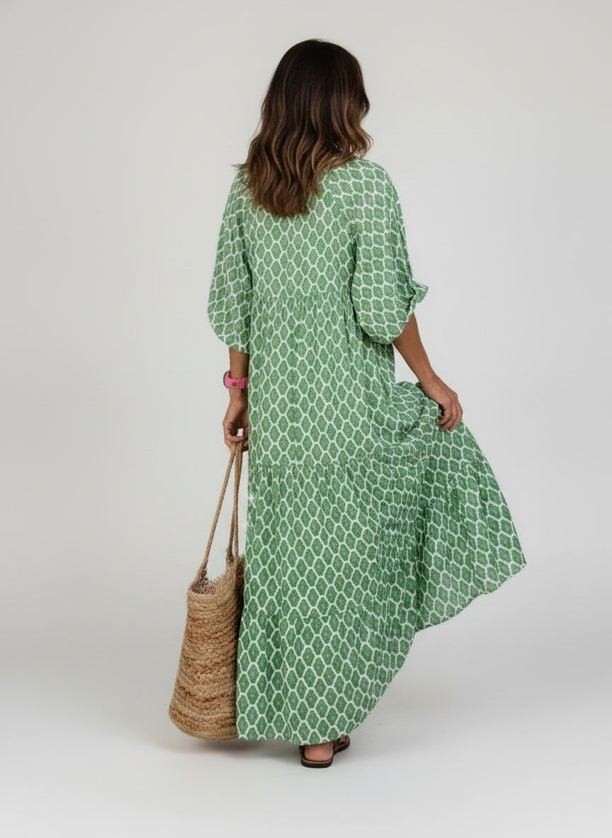 Back pose of the model wearing Maxi jurk met ruime rok voor dames