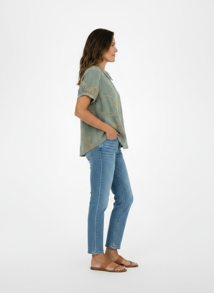 Side profile of the model wearing Vintage blouse met bloemenprint voor dames