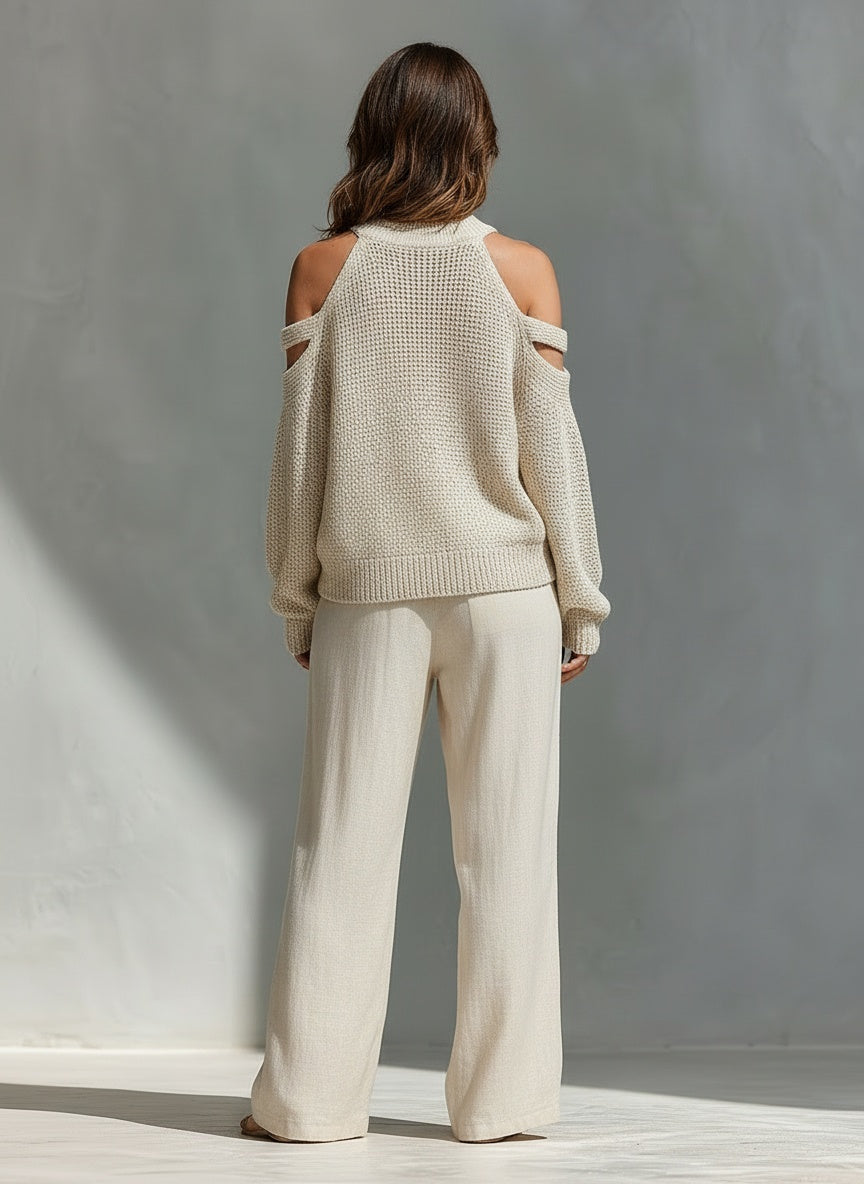 Back pose of the model wearing Zomeroutfit met col en wijde broek voor dames
