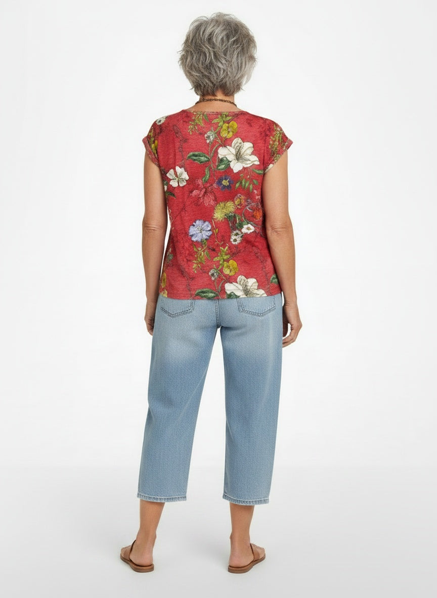 Back pose of the model wearing Vrouwelijke vloeiende T-shirt in kleurrijke stretch jersey met bloemen V-hals