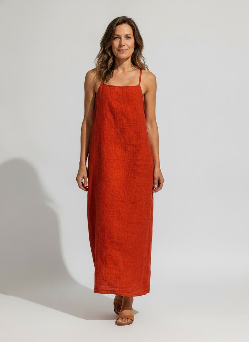 Full body view of the model wearing Maxijurk van katoen in bohemian stijl met fijne bandjes en vierkante hals voor dames