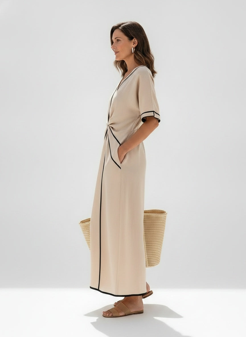 Side profile of the model wearing Elegante maxi jurk voor dames in de zomer