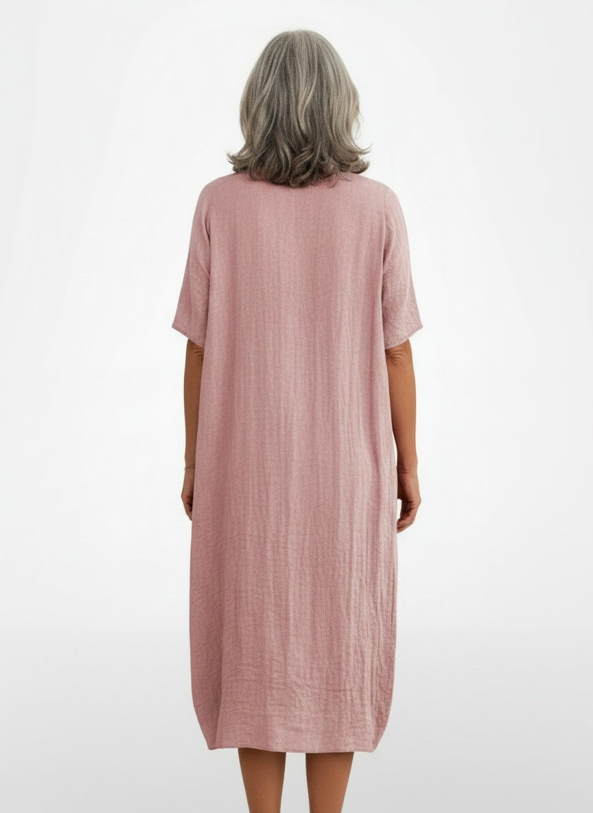 Back pose of the model wearing Linnen en katoen jurk voor dames – Natuurlijke frisheid en casual elegantie