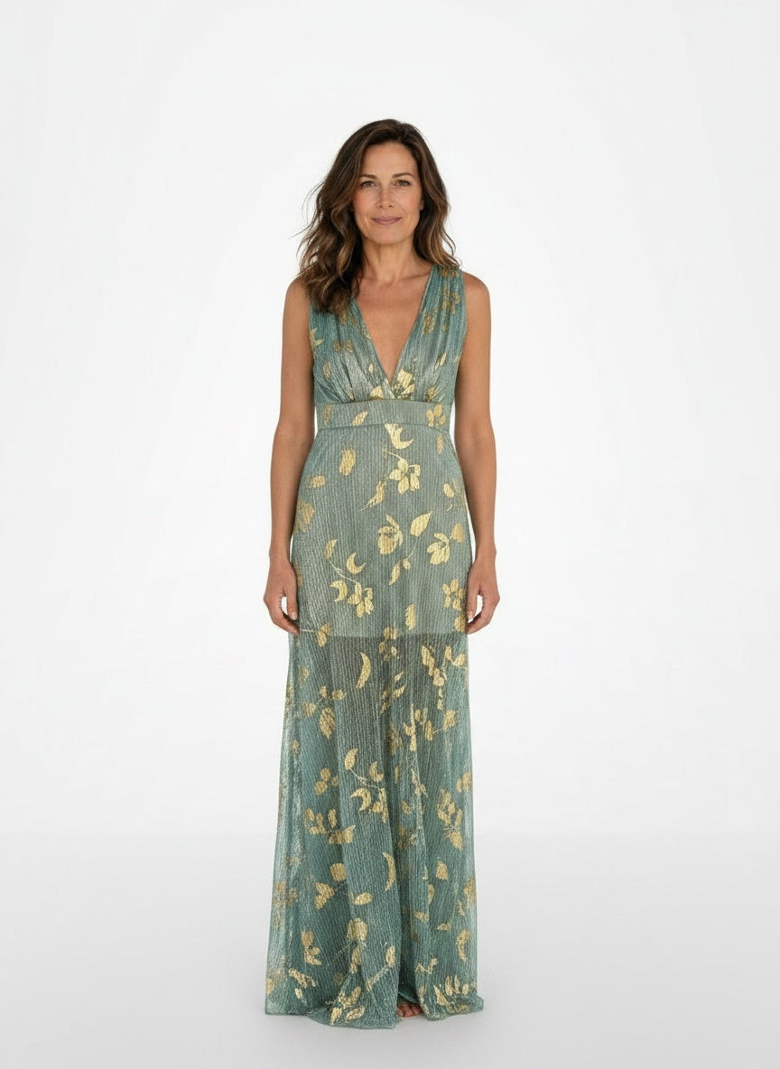 Full body view of the model wearing Mouwloze Jurk met Gouden Sterren en Diepe V-Hals